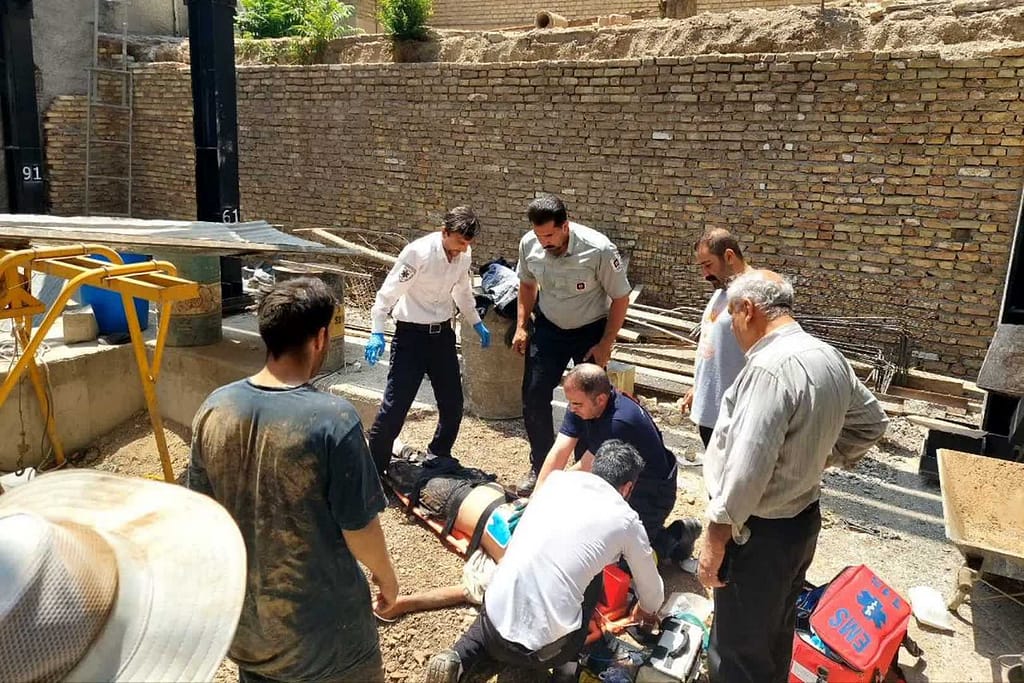 سقوط دو کارگر در چاه میدان معلم